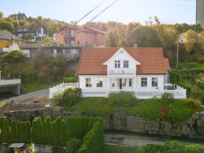 Kjøkkelvik | Innholdsrik enebolig over to plan. Store terrasse- og hageområder. Garasje på tomt. Fantastisk utsikt!