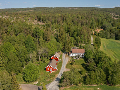 Landbrukseiendom i naturskjønne omgivelser med turmuligheter rett utenfor døren. Fulldyrka jord, skog og innmarksbeite.