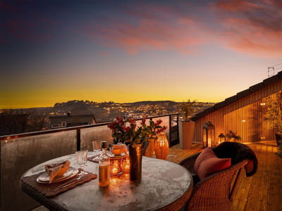 Nydelig beliggende toppleilighet i nyrenovert bygg! Sørvestvendt terrasse med sol til sen kveld!