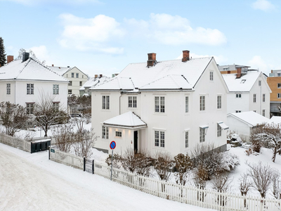 Pen og innholdsrik byvilla med familievennlig beliggenhet i sentrum | Stor, solrik og skjermet hage | Garasje