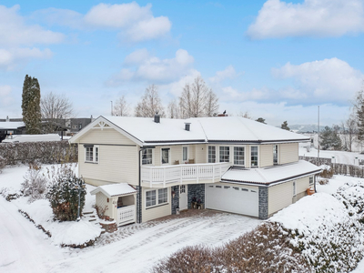 Sandvika/Ottestad - Herlig villa eiendom nær Mjøsa. Solrikt med flott Mjøsutsikt. Romslig tomt og fin hage