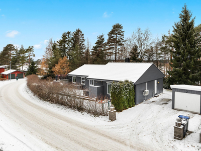 Sjarmerende, skjermet enebolig på ett plan med garasje - Selveid tomt - Familievennlig planløsning og boområde