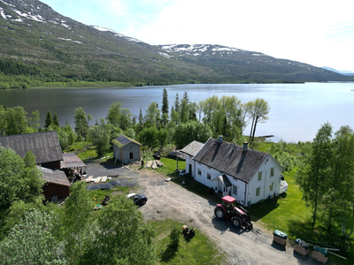 Småbruk - Bebyggelsen består av et våningshus, en fjøs, et stabbur, ei hytte og et hønsehus.