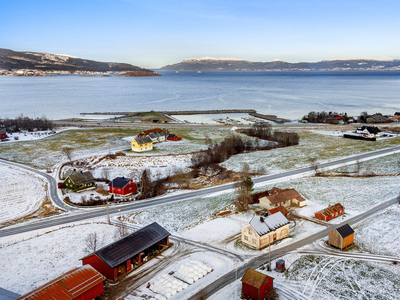 Småbruk med to boliger, garasje, naust, stabbur og eldhus - Innholdsrik og spennende eiendom - 125 dekar tomt