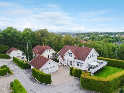 Stor og flott enebolig med utleiedel og dobbelgarasje i barnevennlige omgivelser | Solrik terrasse på hele 65 kvm