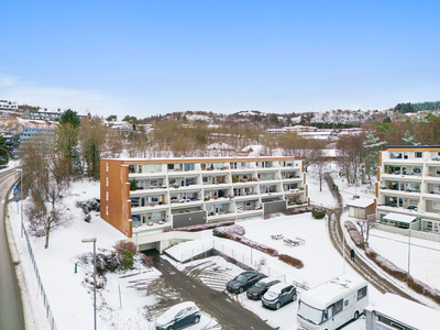 Stor og tiltalende 4-roms hjørneleilighet med trivelig beliggenhet på Flaktveit. Garasjeplass m/lader.