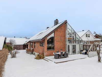 Velholdt og innholdsrik enebolig. 3 stuer, 3 soverom og 2 bad. Solrik og skjermet tomt. Barnevennlig. Dobbelgarasje