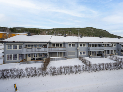 3-roms leilighet flott beliggende i 2.etg av Strandgata. Fin utsikt, solgang og sentrumsnært. Carport og terrasse.