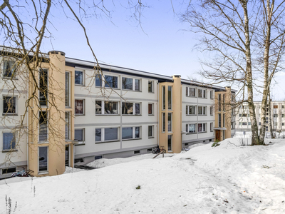 3-roms selveier med fin planløsning og solrik balkong. Gangavstand til badeplass, skoler, bhg., tog og butikk. Garasje!