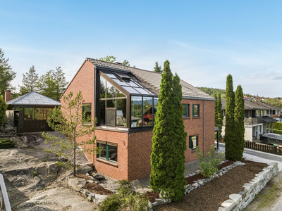 Arkitekttegnet familiebolig på nydelig tomt - Unike valg og gode kvaliteter - Garasje og stor carport - Sjelden mulighet