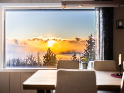 Enebolig godkjent med utleiedel, beliggende i vakre omgivelser. Rå utsikt, solrikt, carport.