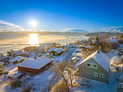 Enebolig med sentral beliggenhet og fantastisk utsikt over Bjørnafjorden og Osøyro. Behov for oppussing.