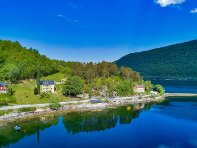 Fantastisk eiendom i Valsøyfjorden - Naust med fin standard - Stor og innholdsrik bolig