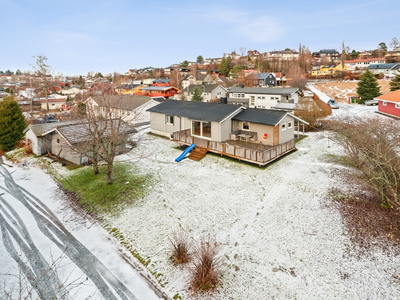 Flott og renovert enebolig over 2 plan. 6 sov. Carport. Gode sol- og utsiktsforhold. Romslig tomt.