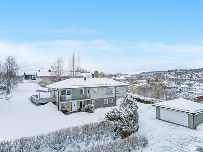 Fossfeltet-Holmestrand - Velholdt enebolig i barnevennlig og solrike omgivelser.