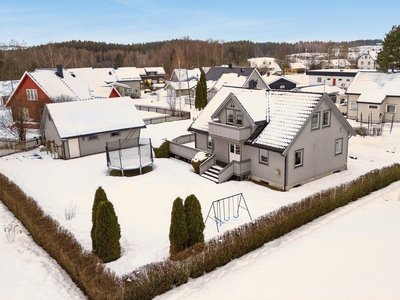 ILSENG - Innholdsrik familiebolig med 2 stuer, 2 bad og romslige soverom. Stor terrasse og dobbelgarasje med hems.