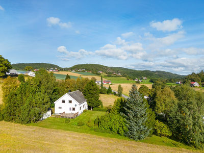 Innholdsrik enebolig beliggende sentralt til på Frosta. Gode sol- og utsiktsforhold. Romslig tomt. Garasje.