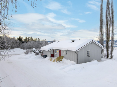 Innholdsrik enebolig med 3 soverom og solrik tomt i landlige og rolige omgivelser på Brøttum. Oppgradering må påregnes.