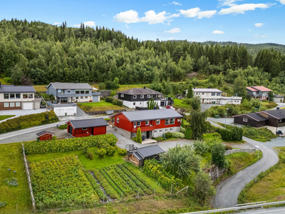 Innholdsrik enebolig med utleie i sokkel. Garasje. Flott utsikt. Stor tomt.