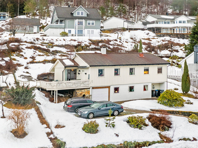 Kjekk familiebustad på utsiktstomt. Garasje og parkering på tun. Solrikt, barnevennleg, attraktivt bustadområde.