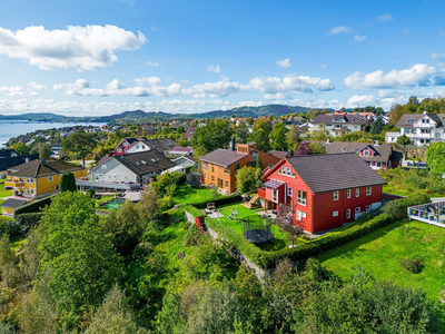 Knarvik | Stor enebolig over 3 plan med nydelig utsikt over Osterfjorden. 6 soverom. Sentral beliggenhet. Garasje.