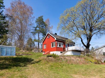 Koselig, liten enebolig. Gode muligheter for påbygg. Idyllisk eiet tomt. Solrikt, sentralt og barnevennlig.