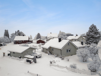 Koselig og velholdt enebolig med sentral beliggenhet på Stavsberg, rett ved kommunegrensen til Hamar