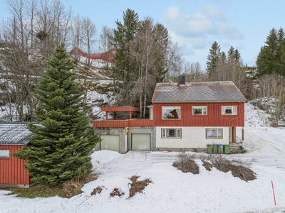 Landlig beliggende og innholdsrik bolig med oppgraderingsbehov | Utsikt og sørvendt terrasse | 2 garasjer og uthus