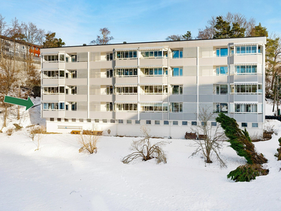 Leilighet i 1. etasje med innglasset veranda -Gangavstand til sentrum -Rolig og veletablert boligstrøk -Solrikt