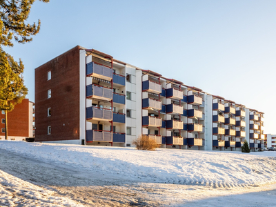 Lekker totalrenovert ubebodd 2-roms leilighet i 2.etasje med solrik balkong og heis. MÅ SEES!