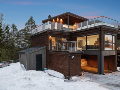 Lekkert enderekkehus fra 2019 | Tett på marka & skisenter | Takterrasse | Peis | Carport m. el-lader | Barnevennlig |