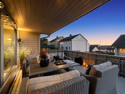 Lekkert, moderne enderekkehus med garasje og solrik terrasse. Boligen har 4 soverom, eget vaskerom og delikat bad.