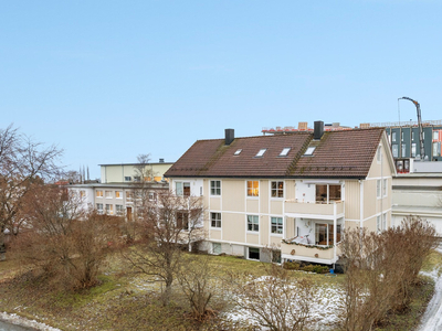 Lys og lekker 1/4- part med innredet loft. 5 soverom. Moderne kjøkken og bad. Ingen fellesgjeld. Skjermet boområde.