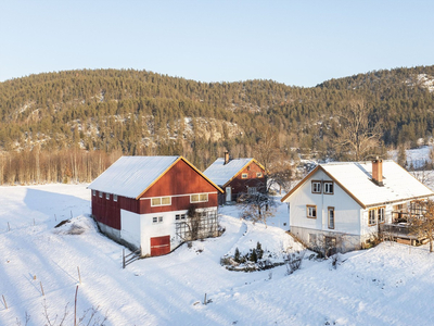 Meget attraktivt småbruk tilpasset hestehold med 3 stallplasser - Stort våningshus, kårbolig og låve/driftsbygning