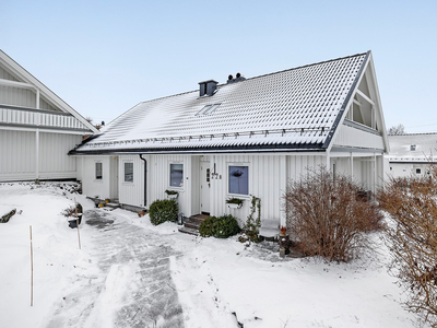 Meget hyggelig halvpart av tomannsbolig i Moafeltet. Familievennlig, usjenert terrasse og garasje