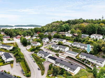 Meget velholdt rekkehus med tre soverom, pent bad og garasje - solrike uteplasser og attraktiv beliggenhet ved Lillås!