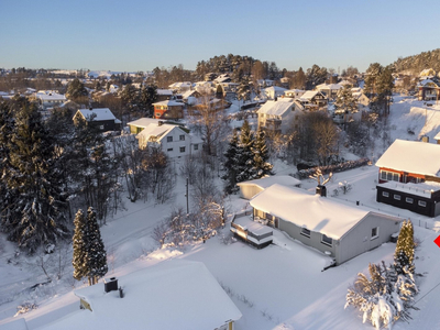 NY PRIS! Lettstelt enebolig - Dobbel garasje - Flott tomt - Stor terrasse - Attraktivt område!