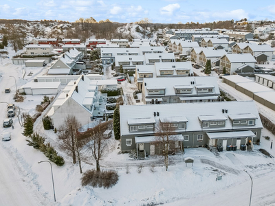 Pent og innholdsrikt rekkehus over tre plan | Terrasse og hage | Tre soverom | Barnevennlig og attraktivt boligområde!