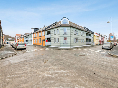 Praktisk 2-roms andelsleilighet beliggende midt i sentrum. Parkeringskjeller. Privat terrasse.