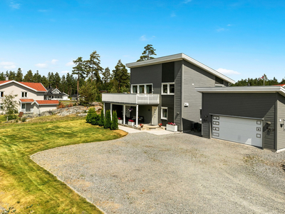 Ørje - Flott bolig med fin utsikt over sjøen. Moderne og stilfullt, solrikt, barnevennlig. Stor garasje. Velkommen!