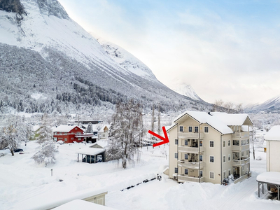 SÆBØ - Flott 3-roms leilighet med nydelig utsikt og 2 balkonger.