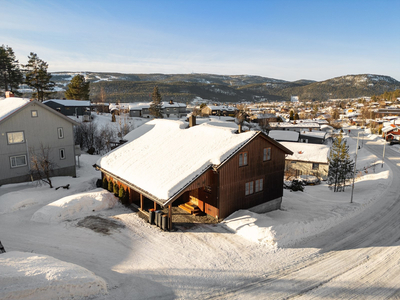 Stor familiebolig i ettertraktet boligstrøk - Flott utsikt og gode solforhold - Garasje og carport. Mange muligheter!