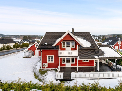 Stor, herlig enebolig med dobbelgarasje, overbygd terrasse og meget flott hage. Fire soverom, tre stuer og peis!