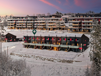 Stor og moderne familiebolig ved marka. Uinnredet u. etg. - spennende potensial. Blindvei. Vestvendt. 4 soverom. Carport