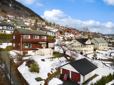 Vossevangen - Stor og innholdsrik enebolig med stort potensiale| Garasje m/verksted | Stor hage | Gangavstand til 