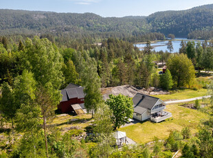 Idyllisk småbruk med låve, stor dobbelgarasje og flott tomt på over 80 mål. Solrikt og usjenert, fint til nært Lundvatn!