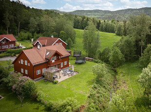 Lekker enebolig med dobbelgarasje - Kun 13 min til Røa - Perfekt planløsning - Solrikt i blindvei med marka som nabo