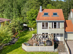 Lekker kjedet enebolig på 130 m² med stor og skjermet hage. Solrik beliggenhet ved marka. Garasje m/lader. IN-ordning.