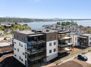 Lekker og lettstelt leilighet med effektiv planløsning og flott utsikt til fjorden! Ledig omgående!