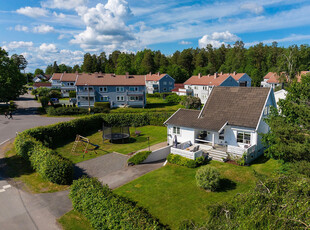 Lekker og stilfull familiebolig rett ved Teie sentrum, skoler, flotte naturområder og badeplasser. BØR SEES.